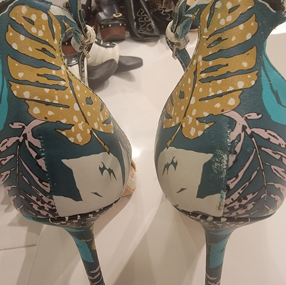 Dolce Vita Halo Palm Heels - Picture 5 of 6